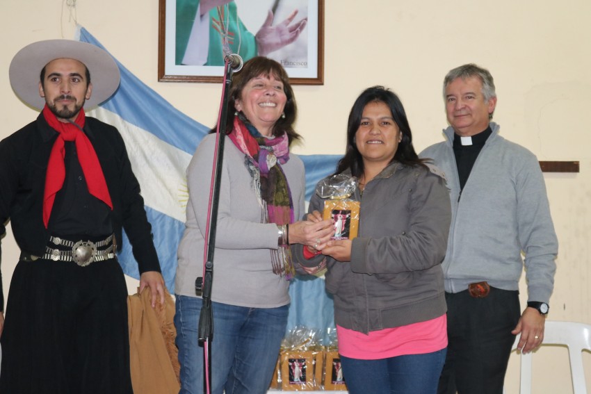 Fiestas patronales con msica y entretenimiento en el Saln Parroquial