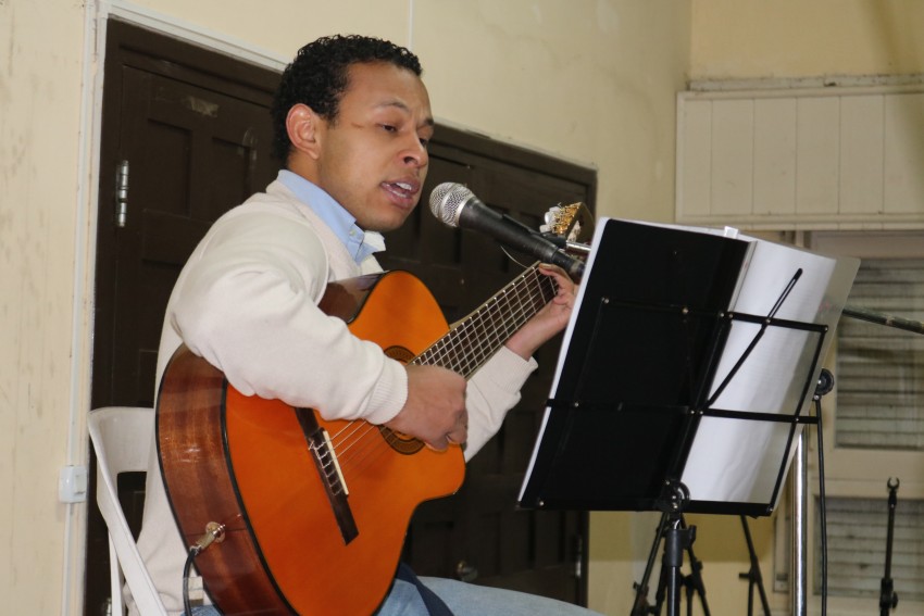 Fiestas patronales con msica y entretenimiento en el Saln Parroquial