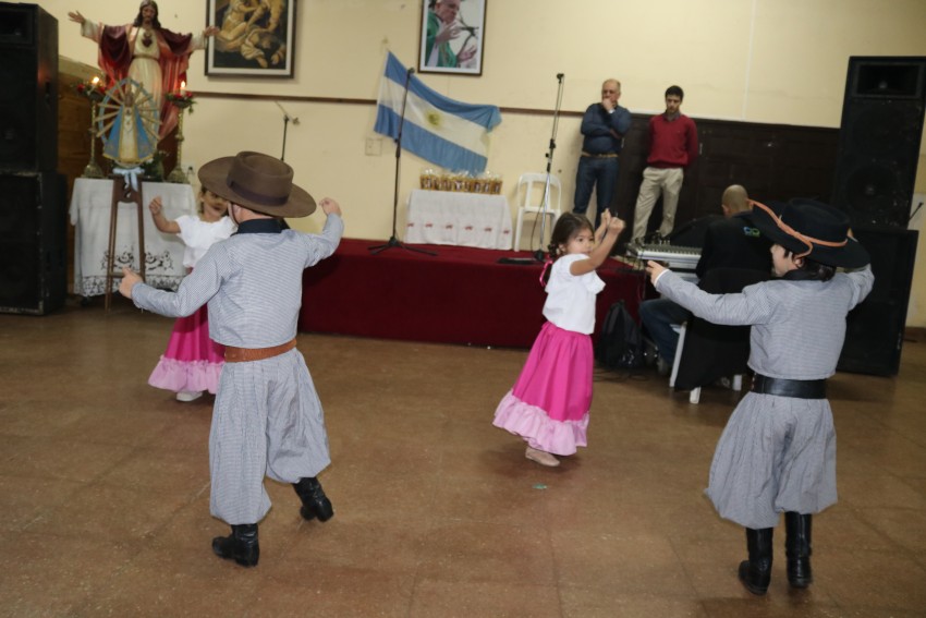 Fiestas patronales con msica y entretenimiento en el Saln Parroquial