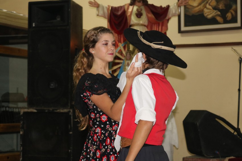 Fiestas patronales con msica y entretenimiento en el Saln Parroquial