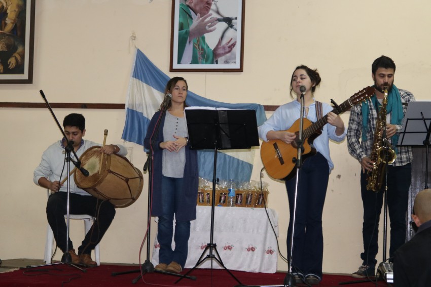 Fiestas patronales con msica y entretenimiento en el Saln Parroquial