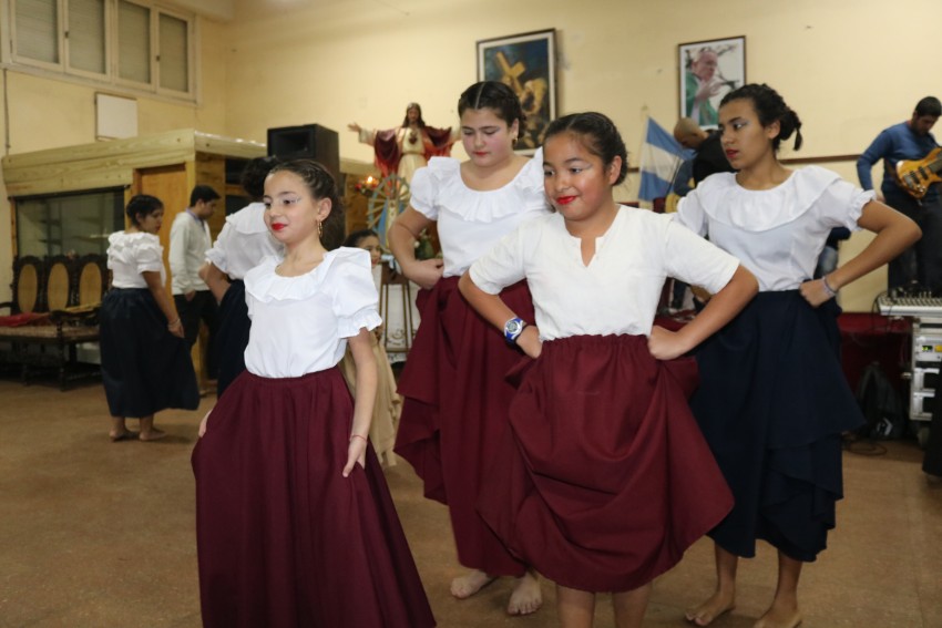 Fiestas patronales con msica y entretenimiento en el Saln Parroquial