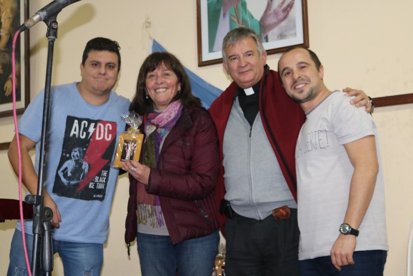 Fiestas patronales con msica y entretenimiento en el Saln Parroquial