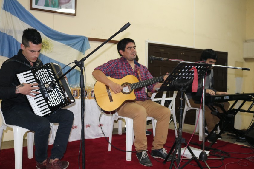 Fiestas patronales con msica y entretenimiento en el Saln Parroquial