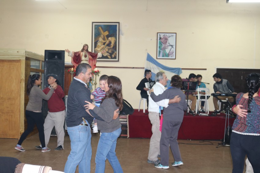 Fiestas patronales con msica y entretenimiento en el Saln Parroquial