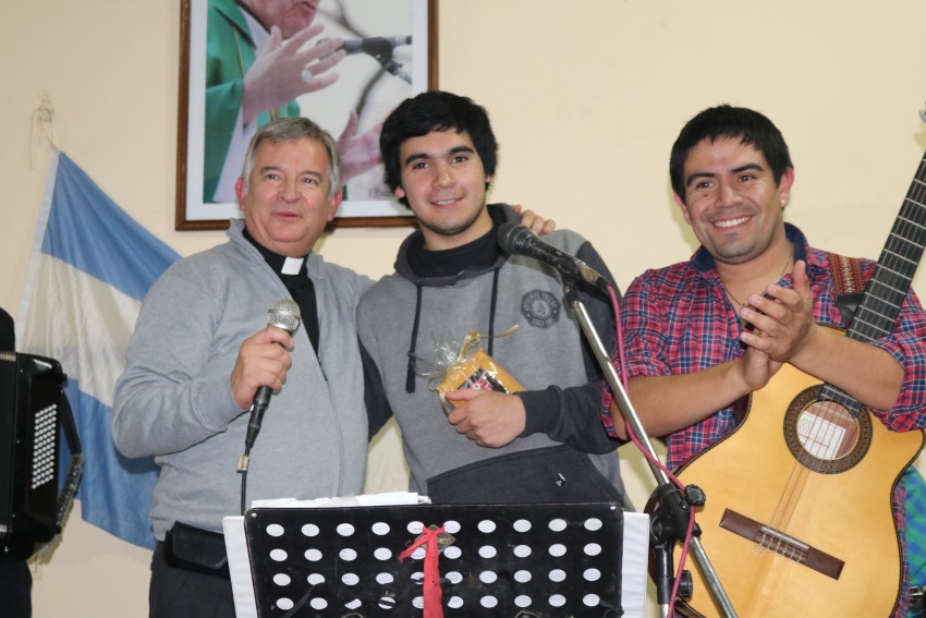 Fiestas patronales con msica y entretenimiento en el Saln Parroquial