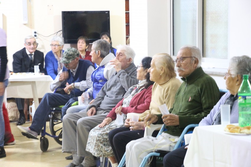 Los abuelos del hogar festejaron el da de la ancianidad