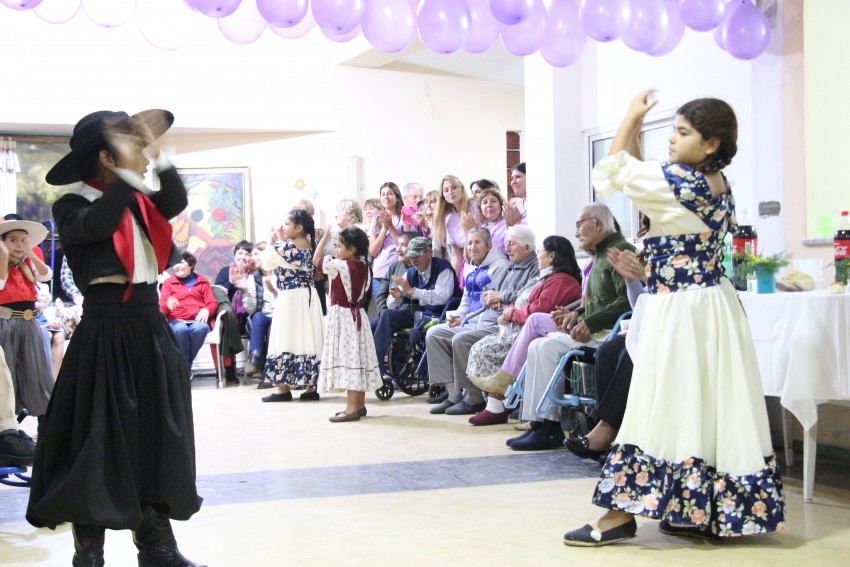 Los abuelos del hogar festejaron el da de la ancianidad