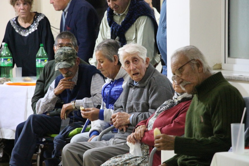 Los abuelos del hogar festejaron el da de la ancianidad