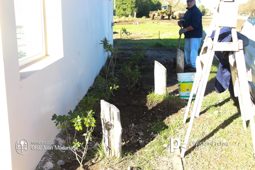 Empleados municipales realizan la parquizacin de la delegacin sur y 