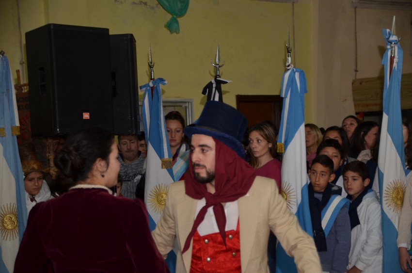 Una multitud colm el Saln Parroquial por el acto del Da de la Indep