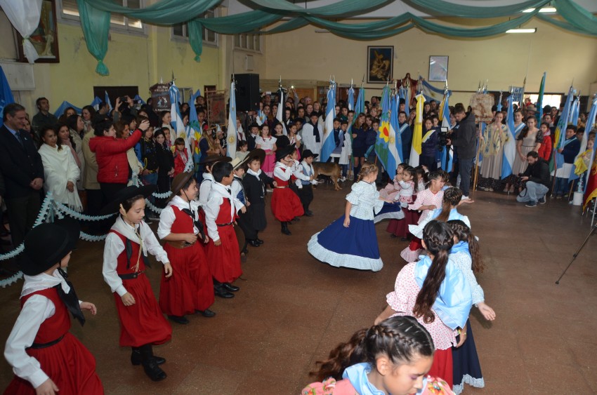 Una multitud colm el Saln Parroquial por el acto del Da de la Indep