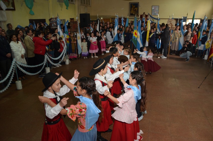 Una multitud colm el Saln Parroquial por el acto del Da de la Indep