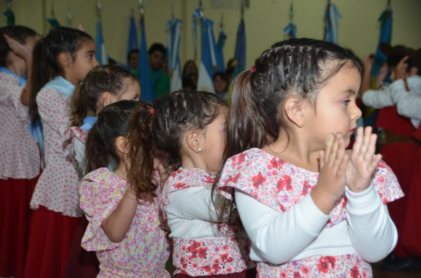 Una multitud colm el Saln Parroquial por el acto del Da de la Indep