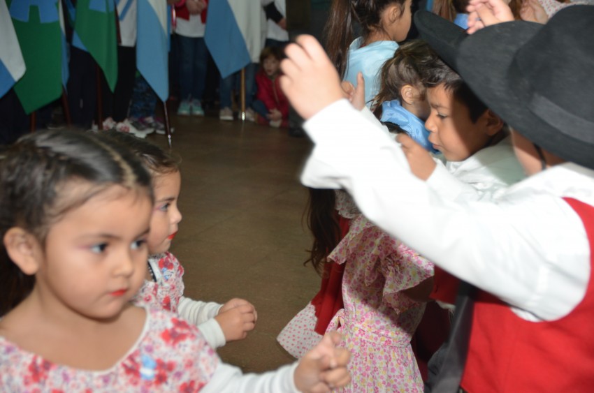 Una multitud colm el Saln Parroquial por el acto del Da de la Indep