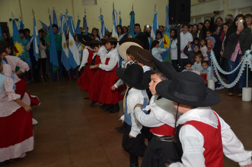 Una multitud colm el Saln Parroquial por el acto del Da de la Indep