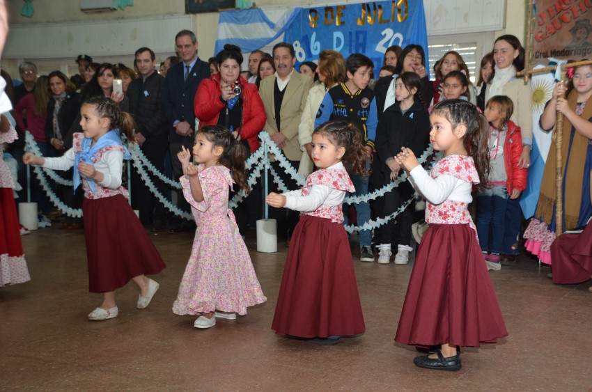 Una multitud colm el Saln Parroquial por el acto del Da de la Indep