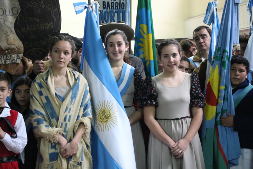 Una multitud colm el Saln Parroquial por el acto del Da de la Indep