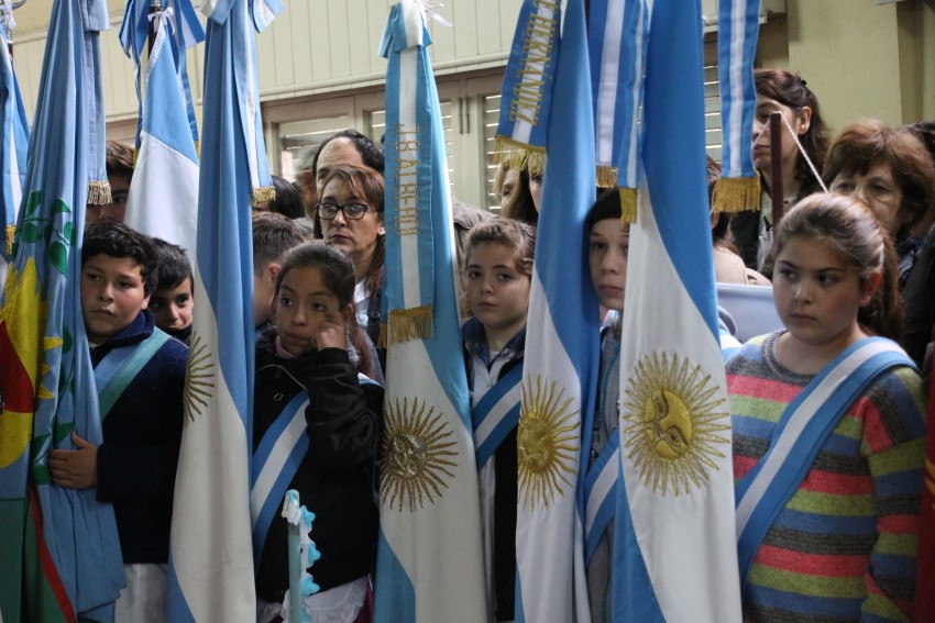Una multitud colm el Saln Parroquial por el acto del Da de la Indep