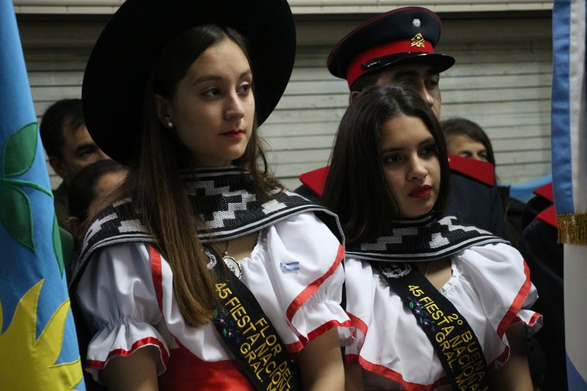 Una multitud colm el Saln Parroquial por el acto del Da de la Indep