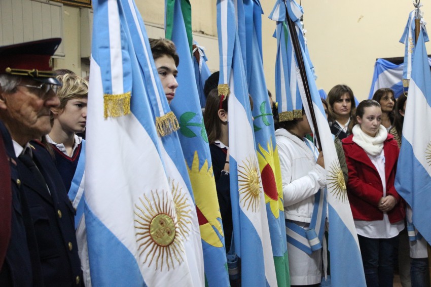 Una multitud colm el Saln Parroquial por el acto del Da de la Indep