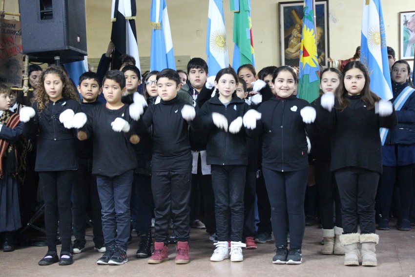 Una multitud colm el Saln Parroquial por el acto del Da de la Indep