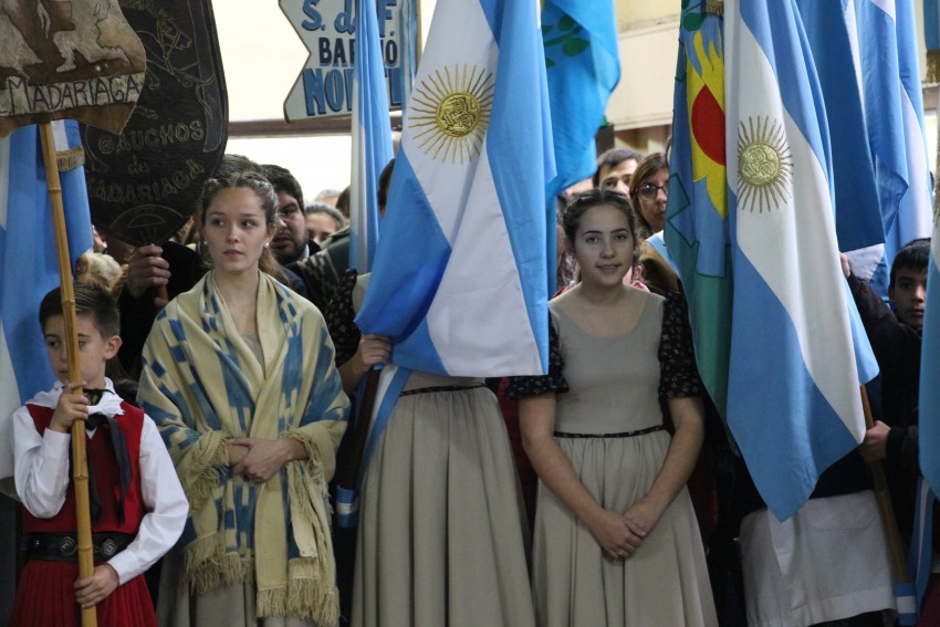 Una multitud colm el Saln Parroquial por el acto del Da de la Indep