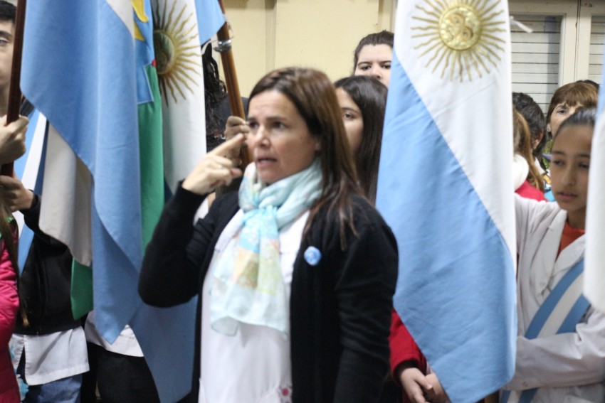 Una multitud colm el Saln Parroquial por el acto del Da de la Indep