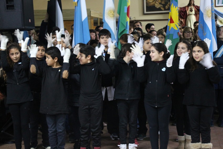 Una multitud colm el Saln Parroquial por el acto del Da de la Indep