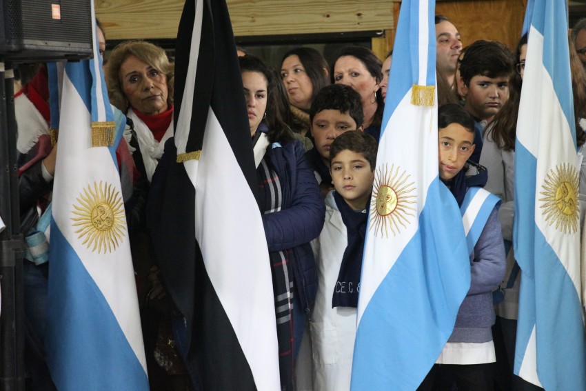 Una multitud colm el Saln Parroquial por el acto del Da de la Indep