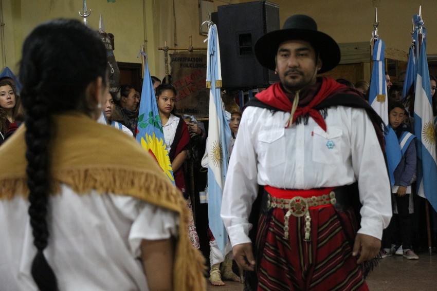 Una multitud colm el Saln Parroquial por el acto del Da de la Indep