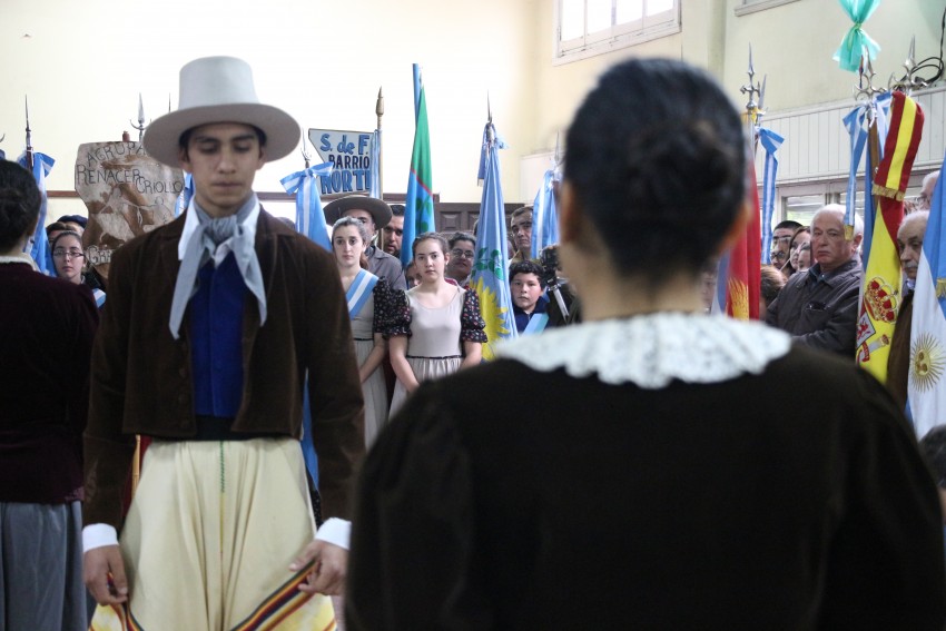 Una multitud colm el Saln Parroquial por el acto del Da de la Indep