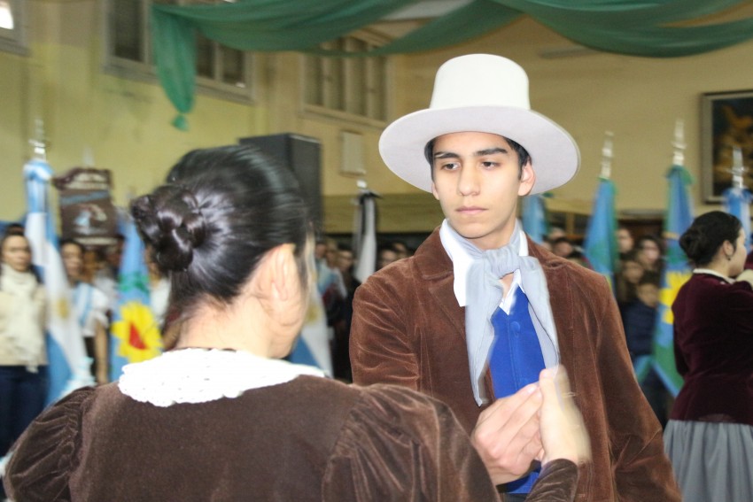 Una multitud colm el Saln Parroquial por el acto del Da de la Indep