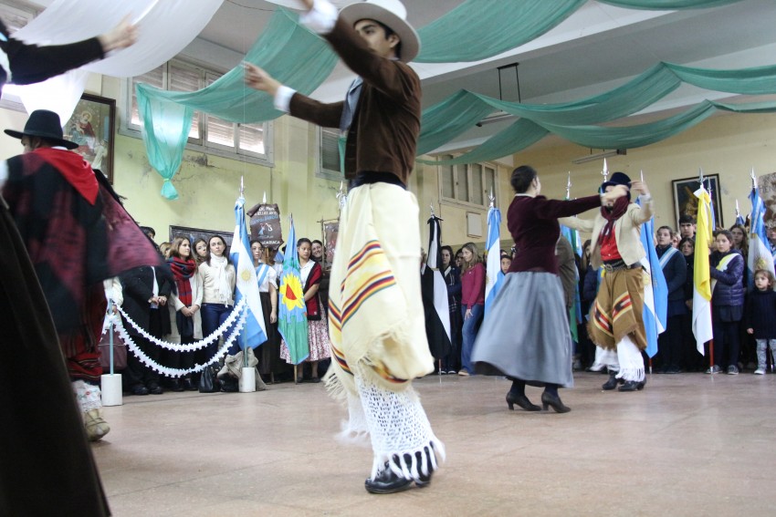 Una multitud colm el Saln Parroquial por el acto del Da de la Indep
