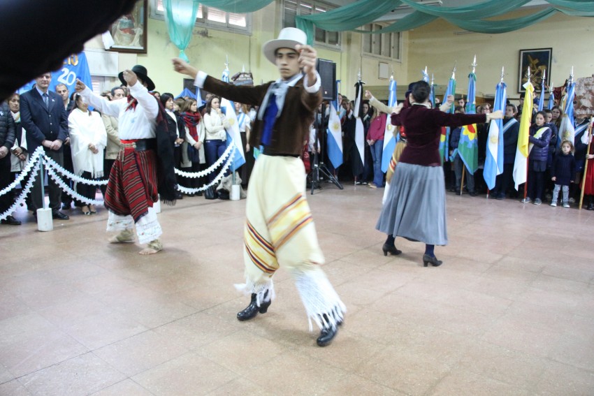 Una multitud colm el Saln Parroquial por el acto del Da de la Indep