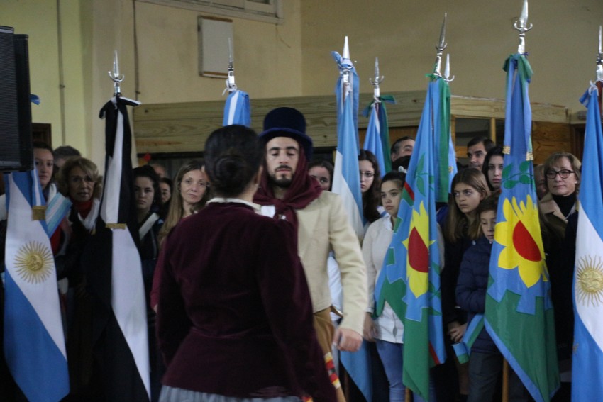 Una multitud colm el Saln Parroquial por el acto del Da de la Indep