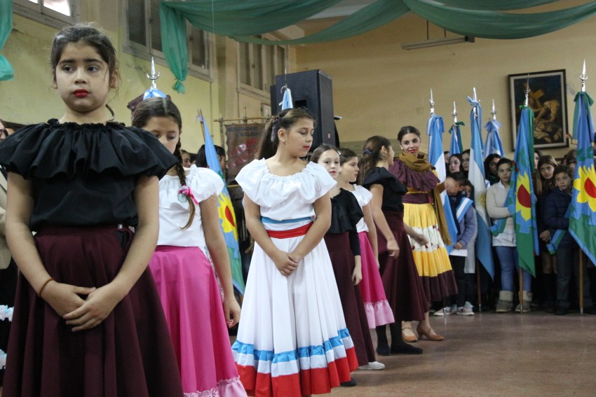 Una multitud colm el Saln Parroquial por el acto del Da de la Indep