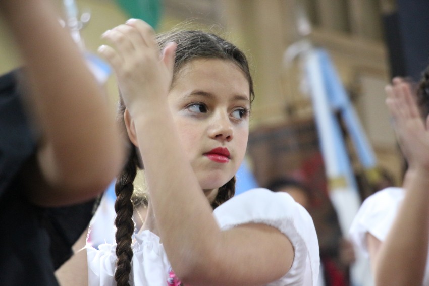 Una multitud colm el Saln Parroquial por el acto del Da de la Indep