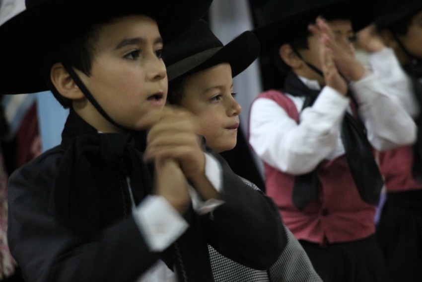 Una multitud colm el Saln Parroquial por el acto del Da de la Indep