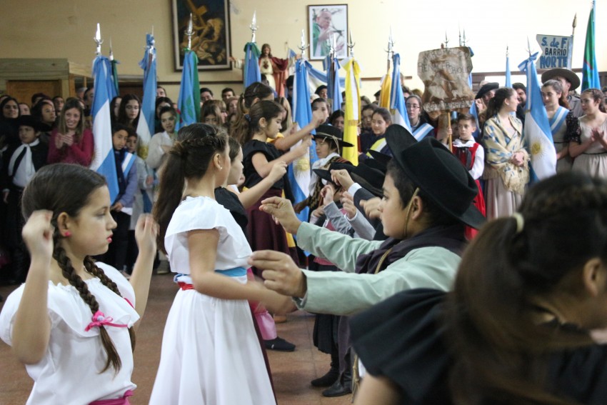 Una multitud colm el Saln Parroquial por el acto del Da de la Indep