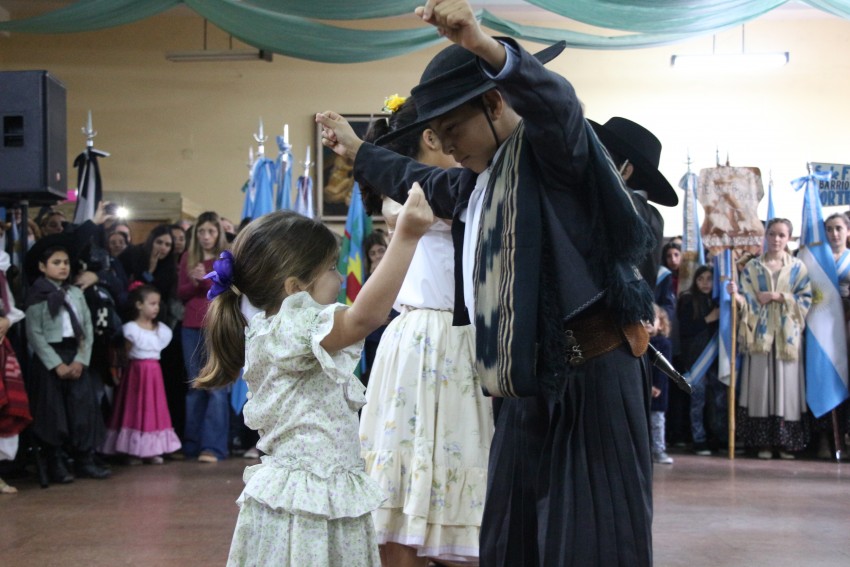 Una multitud colm el Saln Parroquial por el acto del Da de la Indep
