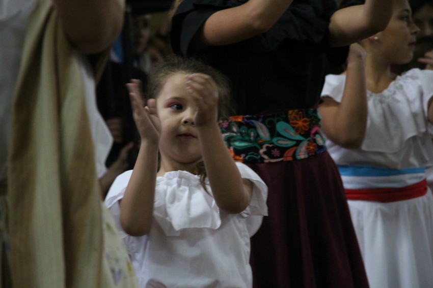 Una multitud colm el Saln Parroquial por el acto del Da de la Indep