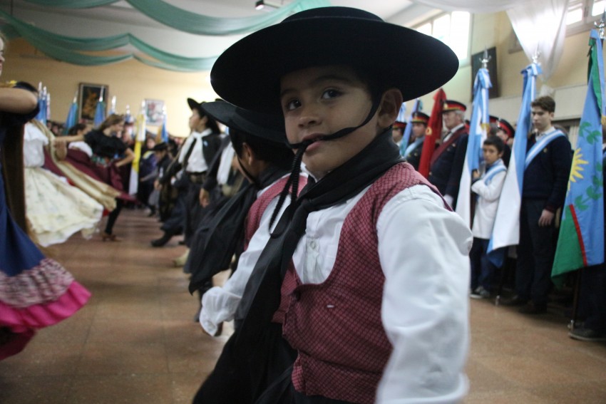 Una multitud colm el Saln Parroquial por el acto del Da de la Indep