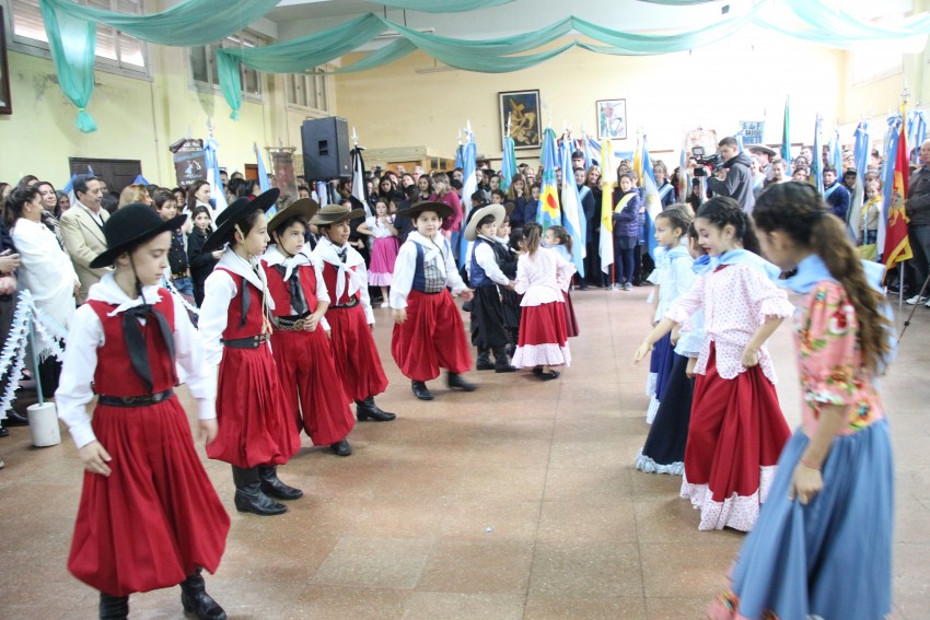 Una multitud colm el Saln Parroquial por el acto del Da de la Indep