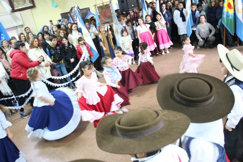 Una multitud colm el Saln Parroquial por el acto del Da de la Indep