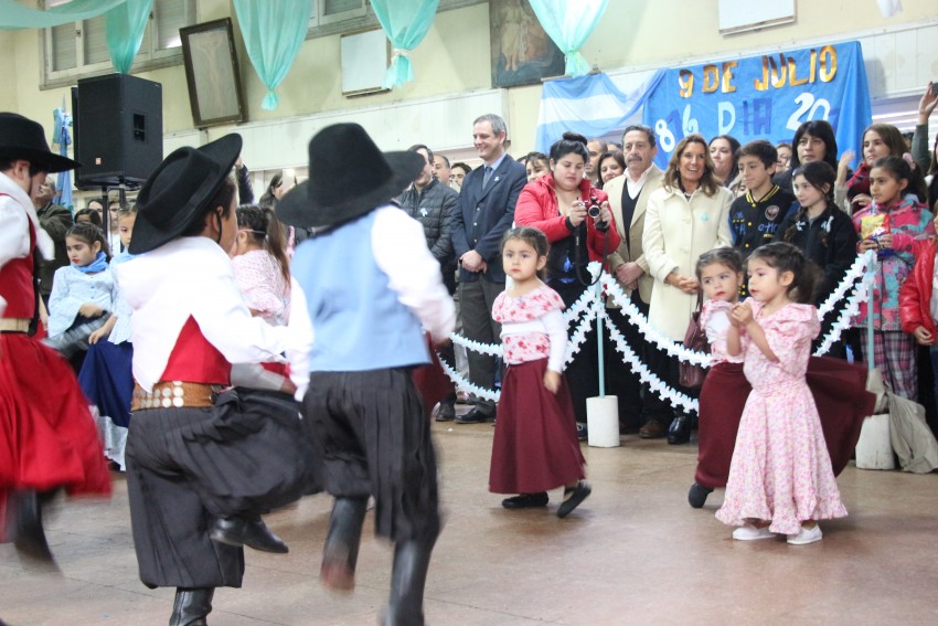 Una multitud colm el Saln Parroquial por el acto del Da de la Indep