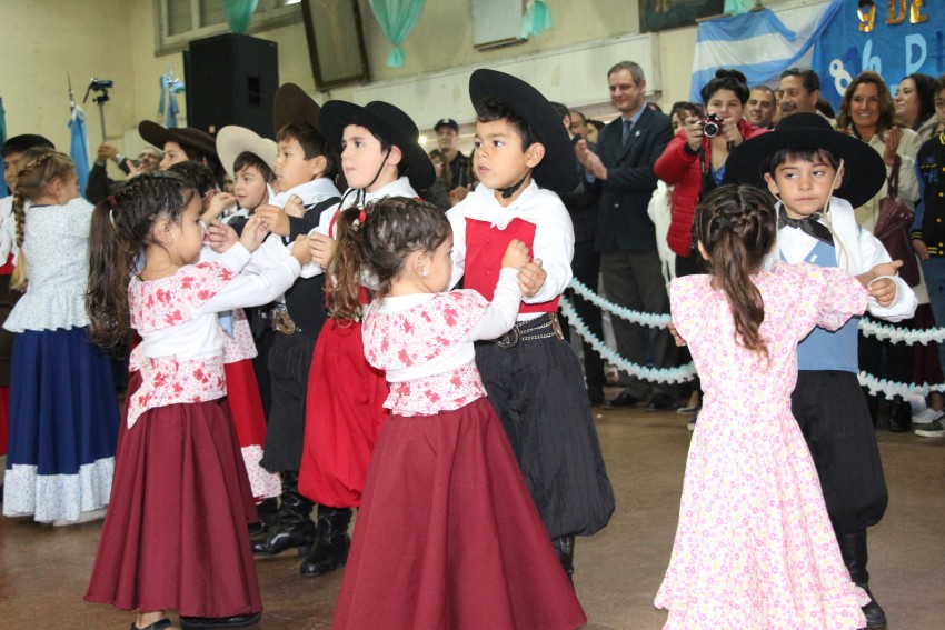 Una multitud colm el Saln Parroquial por el acto del Da de la Indep