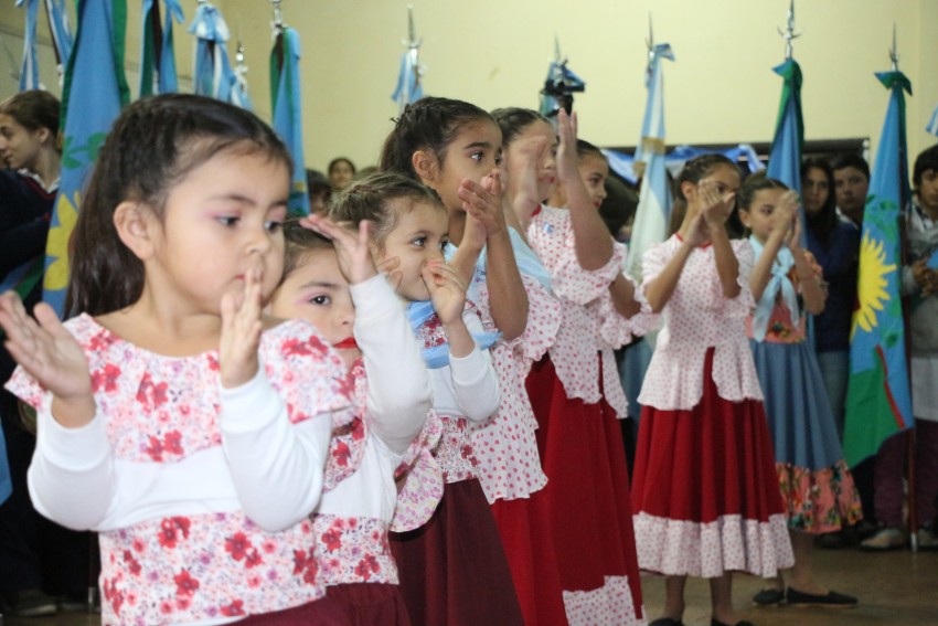 Una multitud colm el Saln Parroquial por el acto del Da de la Indep