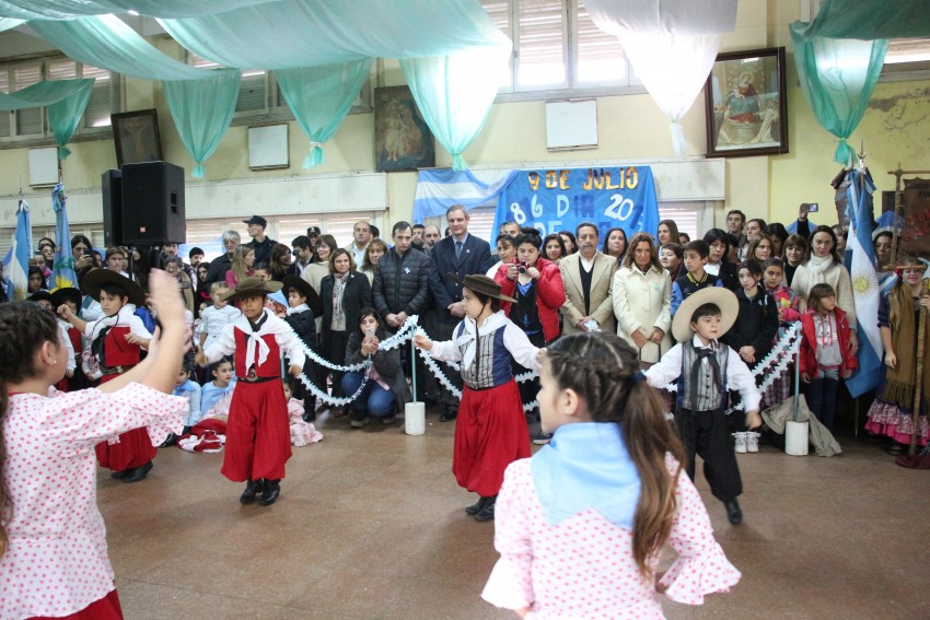 Una multitud colm el Saln Parroquial por el acto del Da de la Indep