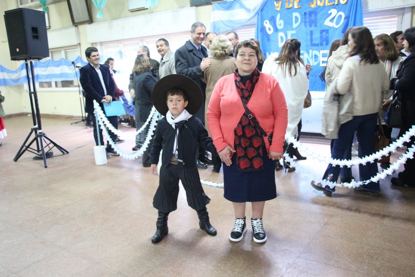 Una multitud colm el Saln Parroquial por el acto del Da de la Indep